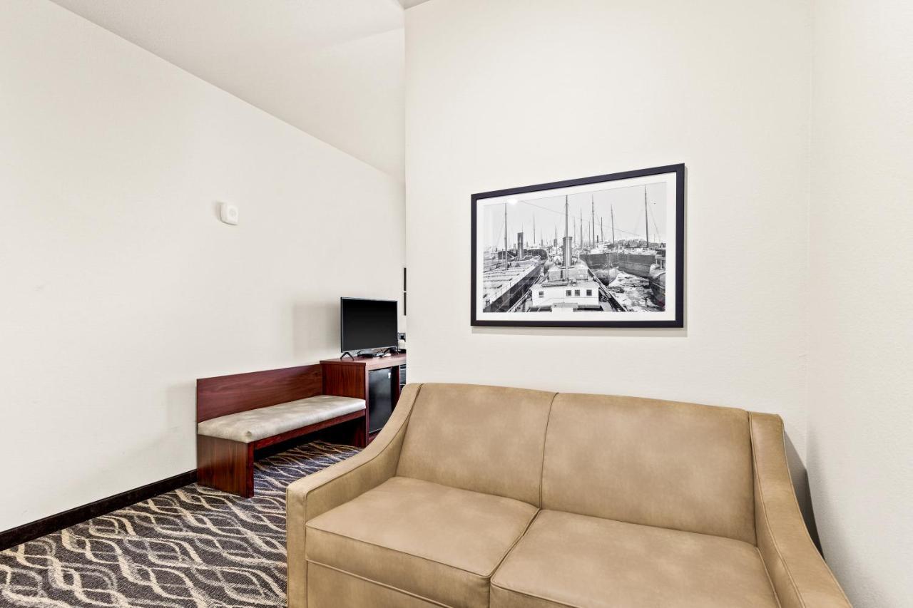 Cobblestone Hotel & Suites Superior Exterior foto